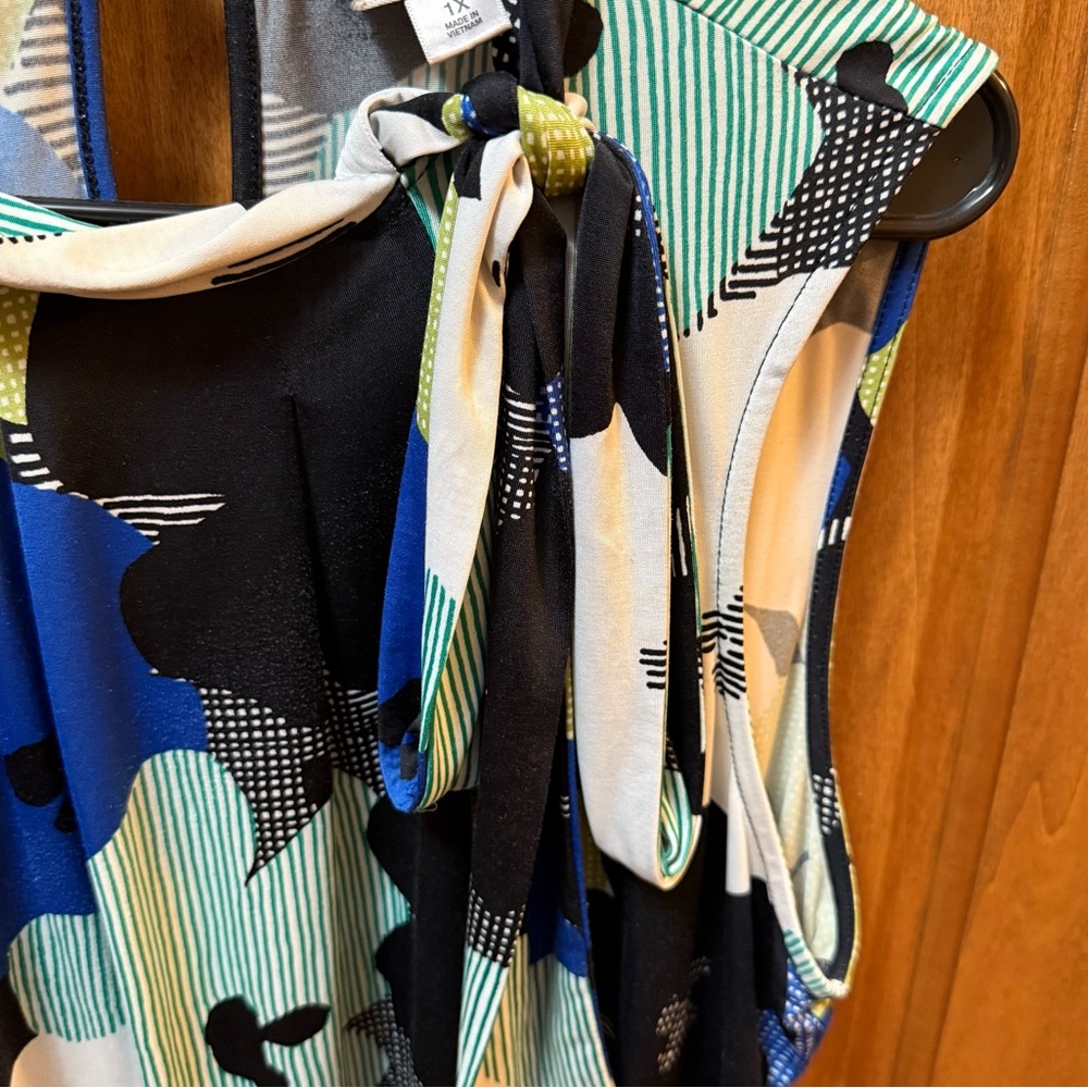 Worthington Women’s Floral Sleeveless Blouse - Blue, Black, White 1X - Picture 3 of 5